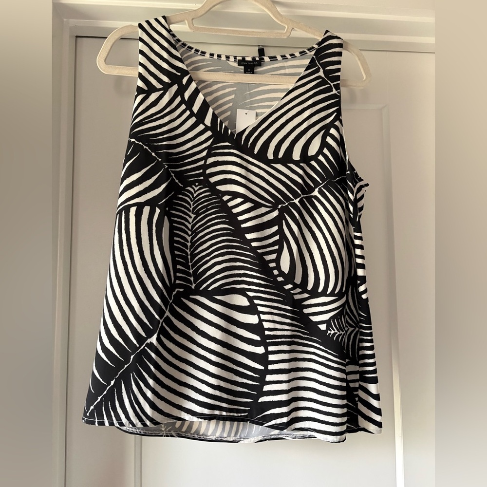 NWT Ann Taylor Black and White Patterned Women's Sleeveless Top size Medium